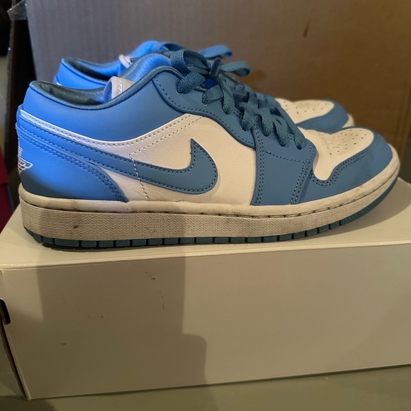 Women’s Jordan 1 Low UNC - Picture 2 of 4